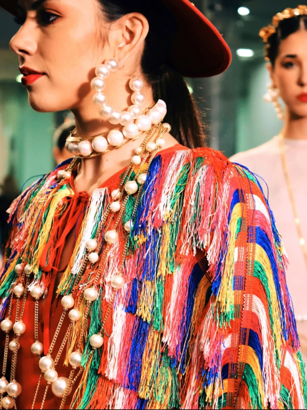 Look de pasarela con sombrero y joyas de perlas
