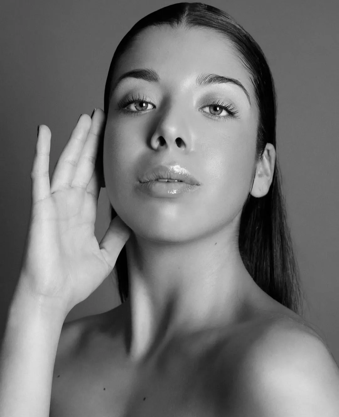 Retrato de belleza en blanco y negro con maquillaje natural