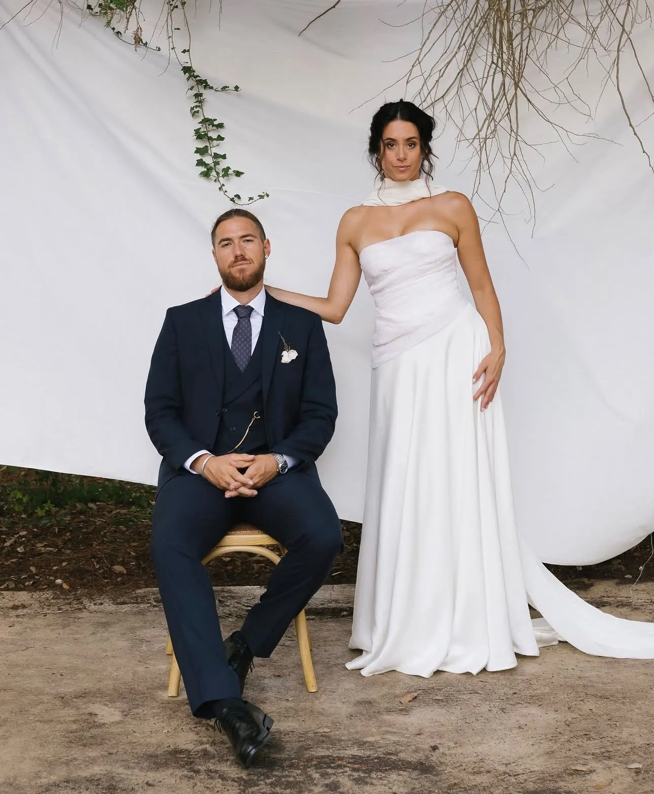 Novia con vestido blanco junto al novio el día de su boda