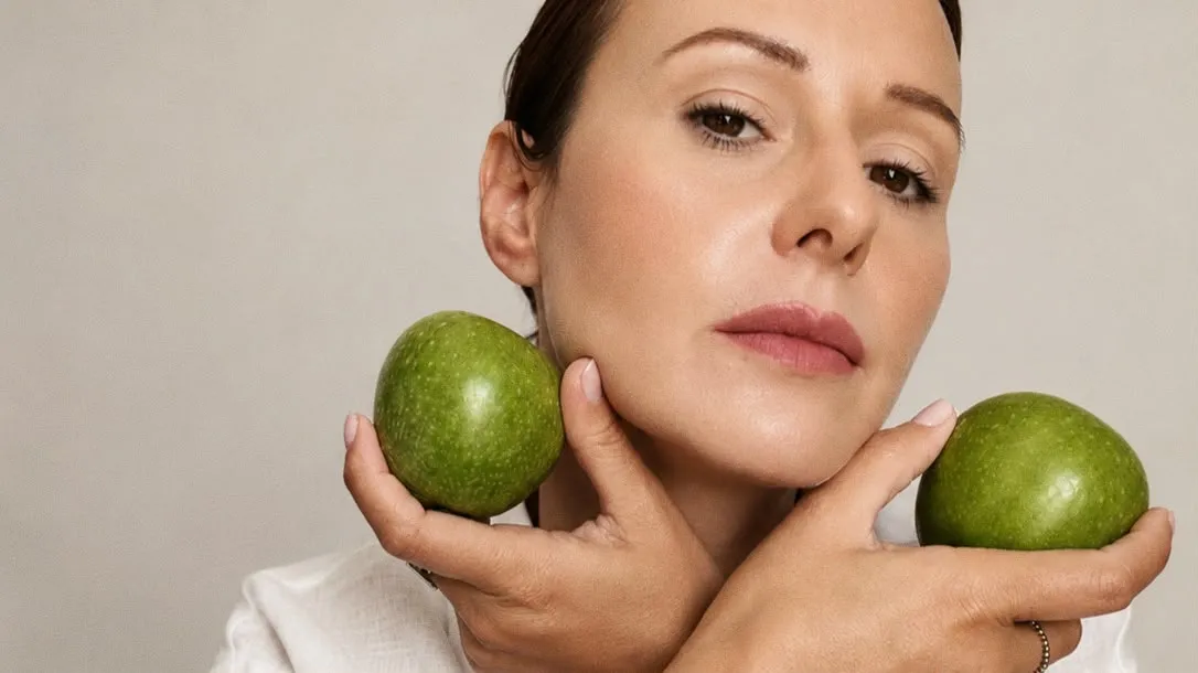 Patricia Faro con manzanas verdes, en un retrato de belleza natural