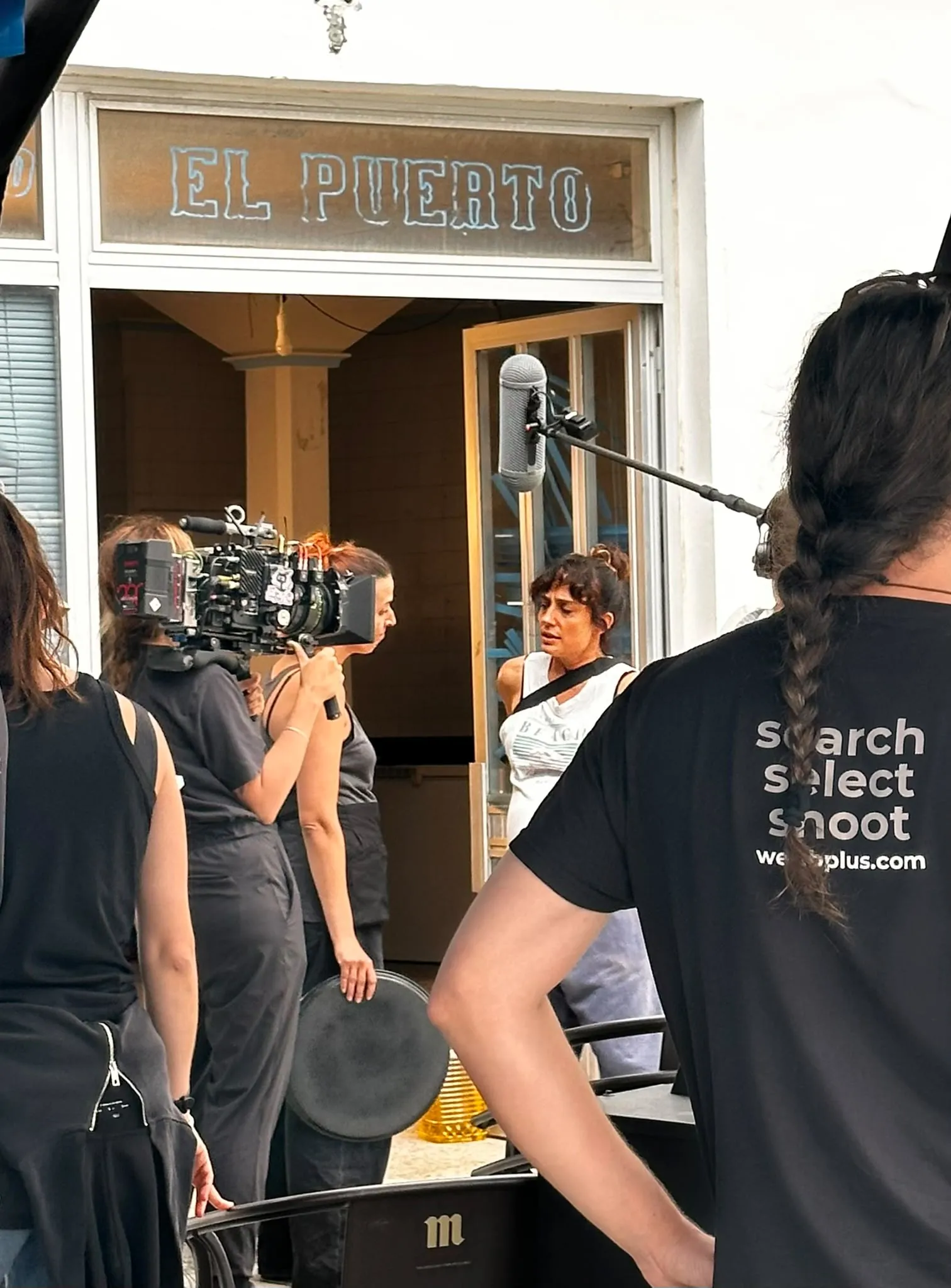 Equipo de cámara grabando una escena en El Puerto